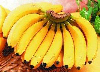 　　1、香蕉  　　熱帶水果含高維C可維護牙齦健康。如嚴重缺乏則牙齦會變得脆弱，容易罹患疾病，出現牙齦腫脹、流血、牙齒松動或脫落等癥狀。