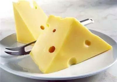 　　4、奶酪--品質好的奶酪對牙齒保護作用值得推崇  　　牙齒的主要成分是鈣、磷、鋅、錳等微量元素，缺鈣也會導致牙齒損壞、松動和脫落。適量食用奶酪或制品會增加牙齒的鈣密度，強化牙齒的功能。奶酪中堿性物質豐富，可以抑制口腔中細菌的滋生，經常吃奶酪可以增加牙齒表面牙釉質的強度，修復損傷，從而使牙齒牢固、健康。  　　奶酪食用的方法并不是只有直接食用，作為配料入餐也是不錯的方式。日常操作比較簡便的有匹薩、沙拉、蒸魚或作為漢堡和三明治的夾料、拌納豆的配料一起食用。